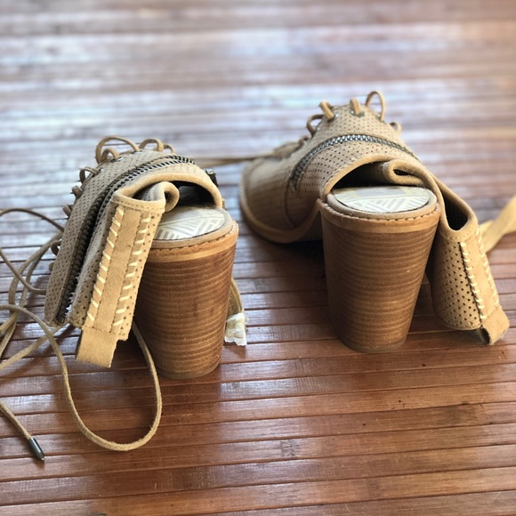 ✨Dolce Vita • Lira Lace-Up Booties - Picture 5 of 8